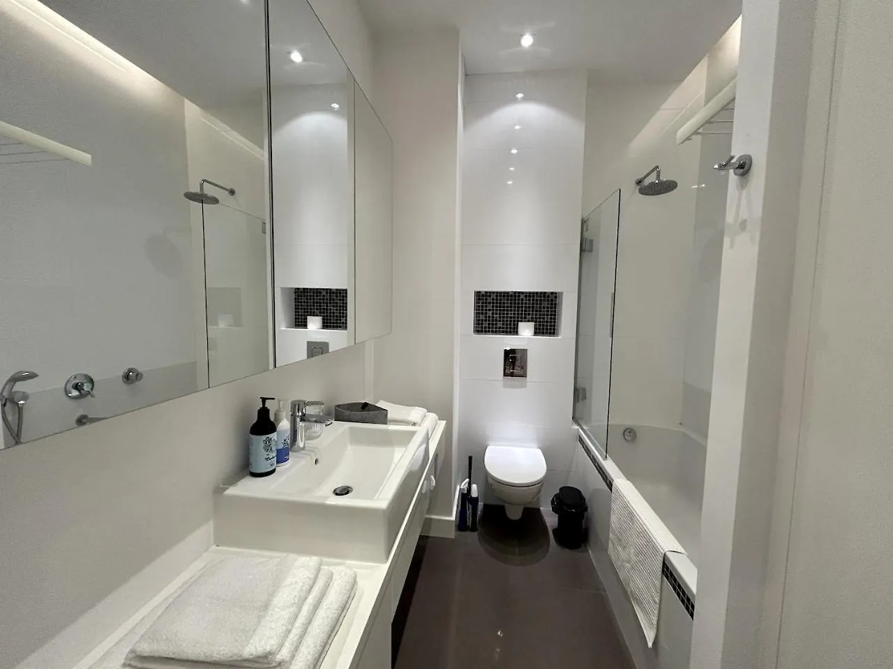 Apartament Niepokorny Варшава 0*,  Польша